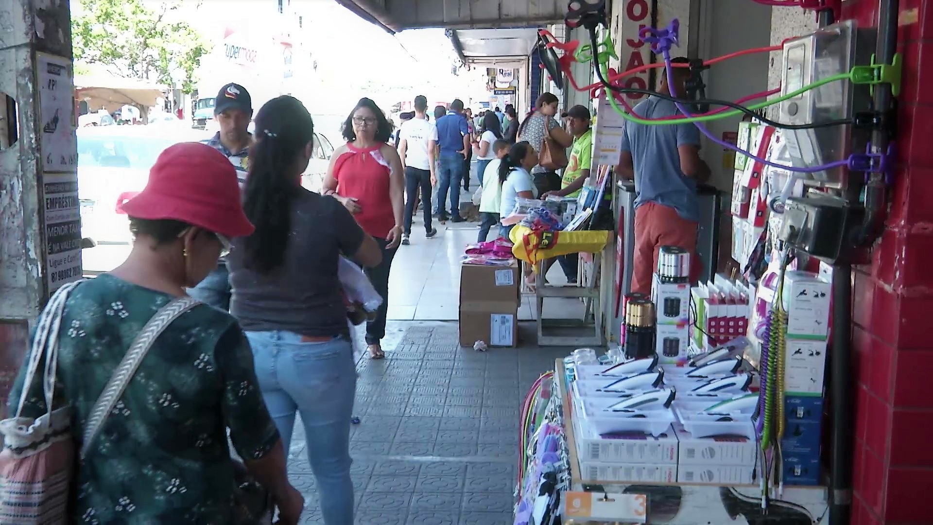 Prefeitura alerta para proibição da obstrução de calçadas durante a Black Friday