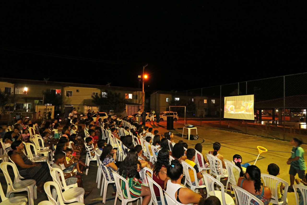 Cine Comunidade: Prefeitura de Petrolina leva cinema para moradores do Alto do Cocar   