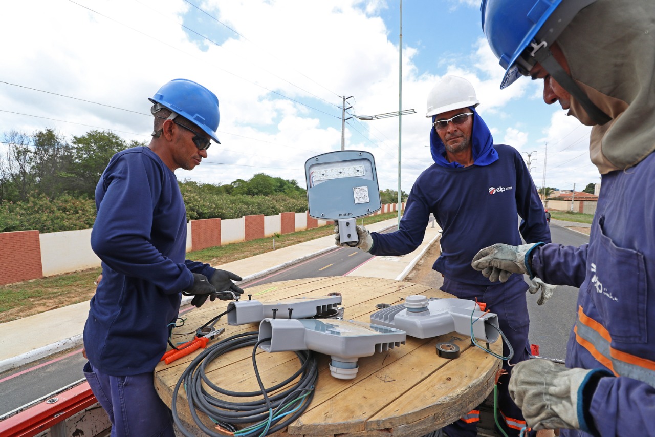Prefeitura orienta população sobre o call center do Mais Luz