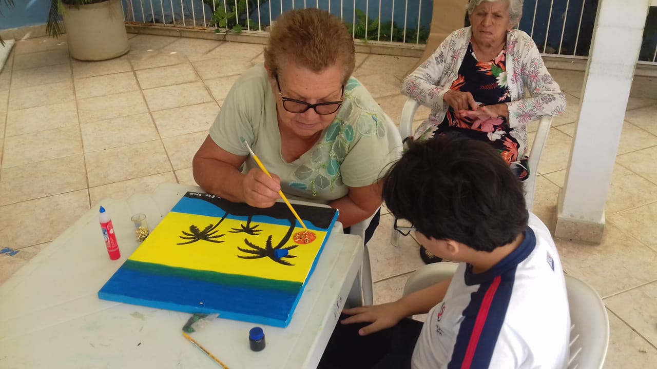 Prefeitura oferece visitas virtuais a idosos para incentivar afeto em instituições de longa permanência