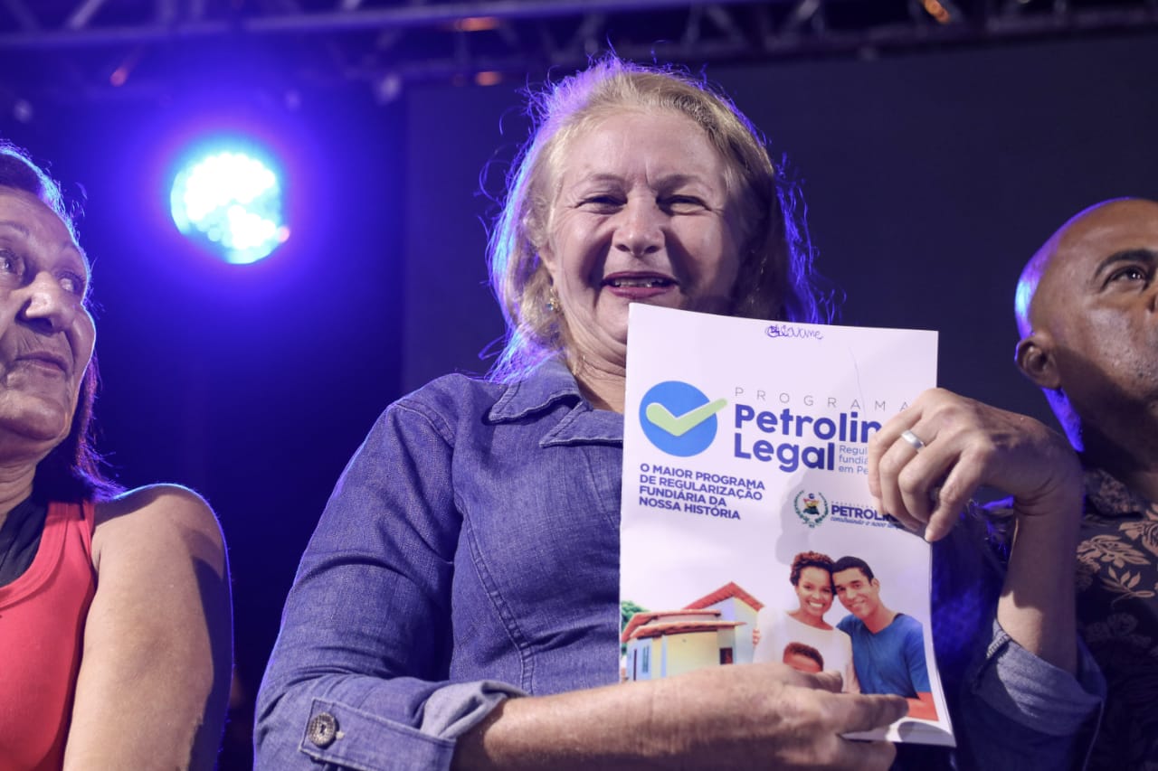 Regularização Fundiária: Programa Petrolina Legal segue entregando títulos de posse em domicílio