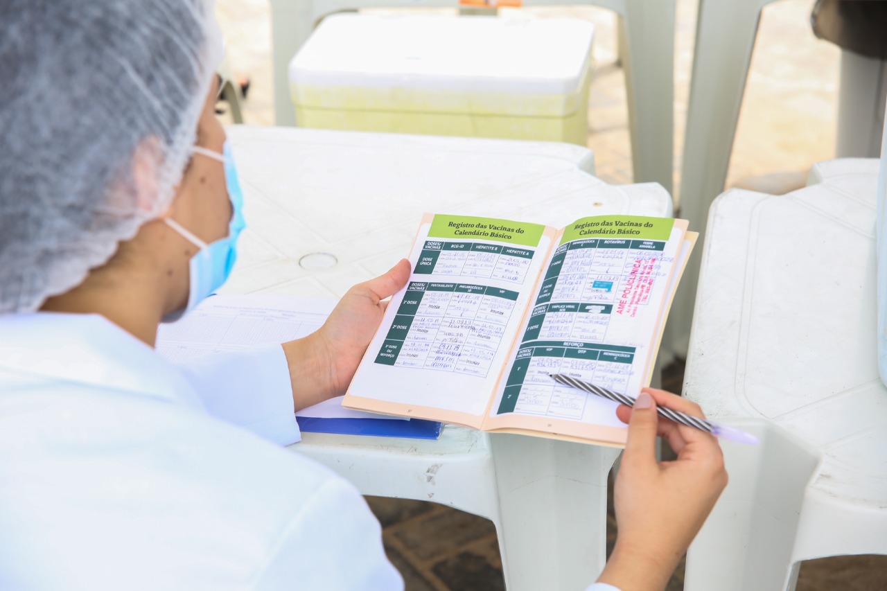 ‘Drive thru’ imuniza cerca de 150 crianças contra poliomielite