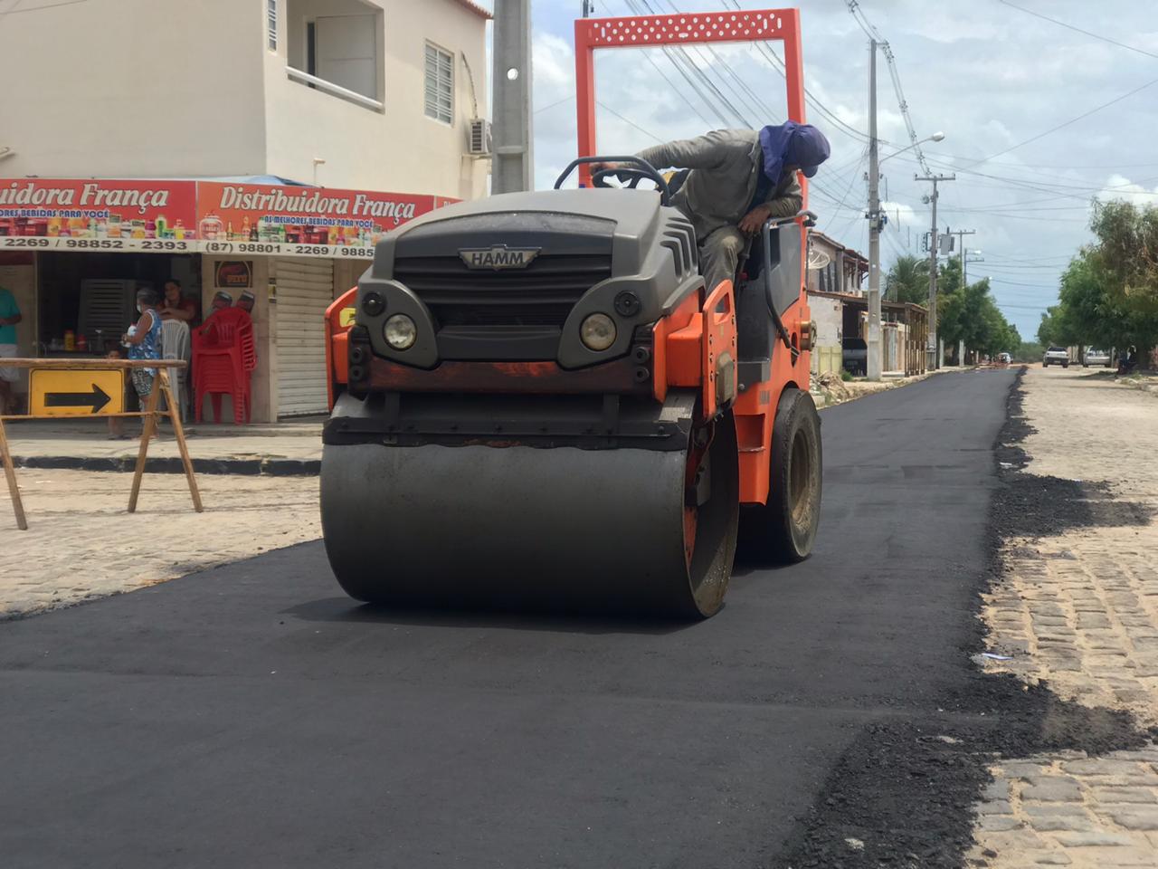 Prefeitura inicia pavimentação de corredores de ônibus