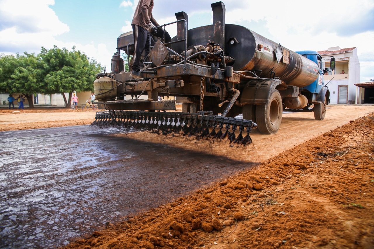 Prefeitura avança com obras de pavimentação da área irrigada