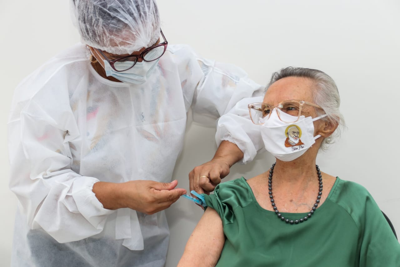 Emoção e alegria marcam o início da vacinação contra Covid-19 para pessoas acima de 85 anos