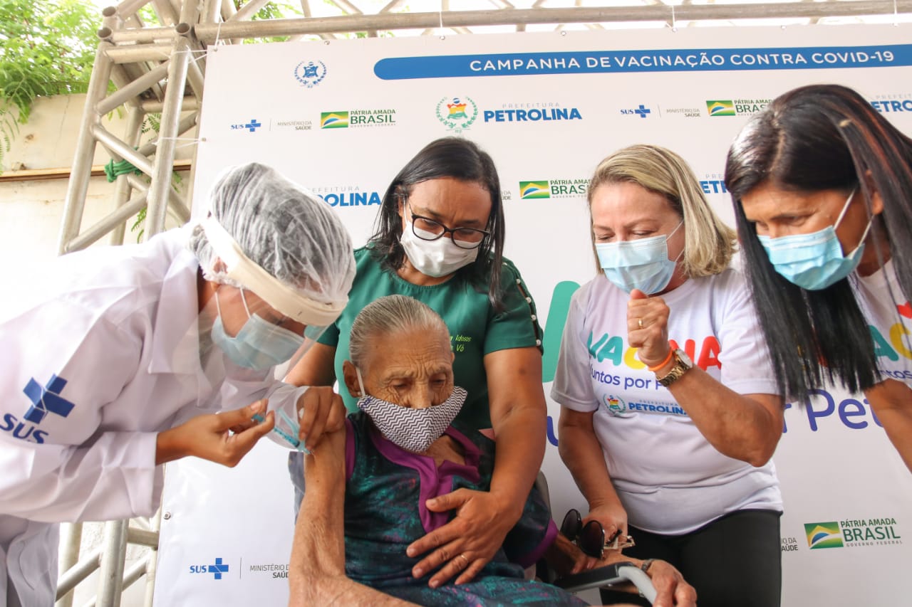 Prefeitura de Petrolina já vacinou 100% dos idosos que residem em abrigos