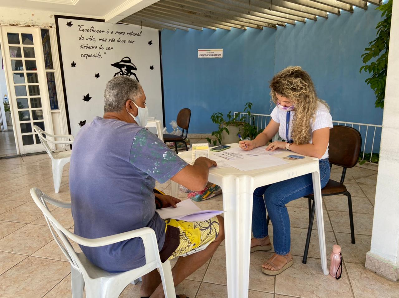 Prefeitura entrega kits alimentares e reforça cuidados com idosos em vulnerabilidade social de Petrolina