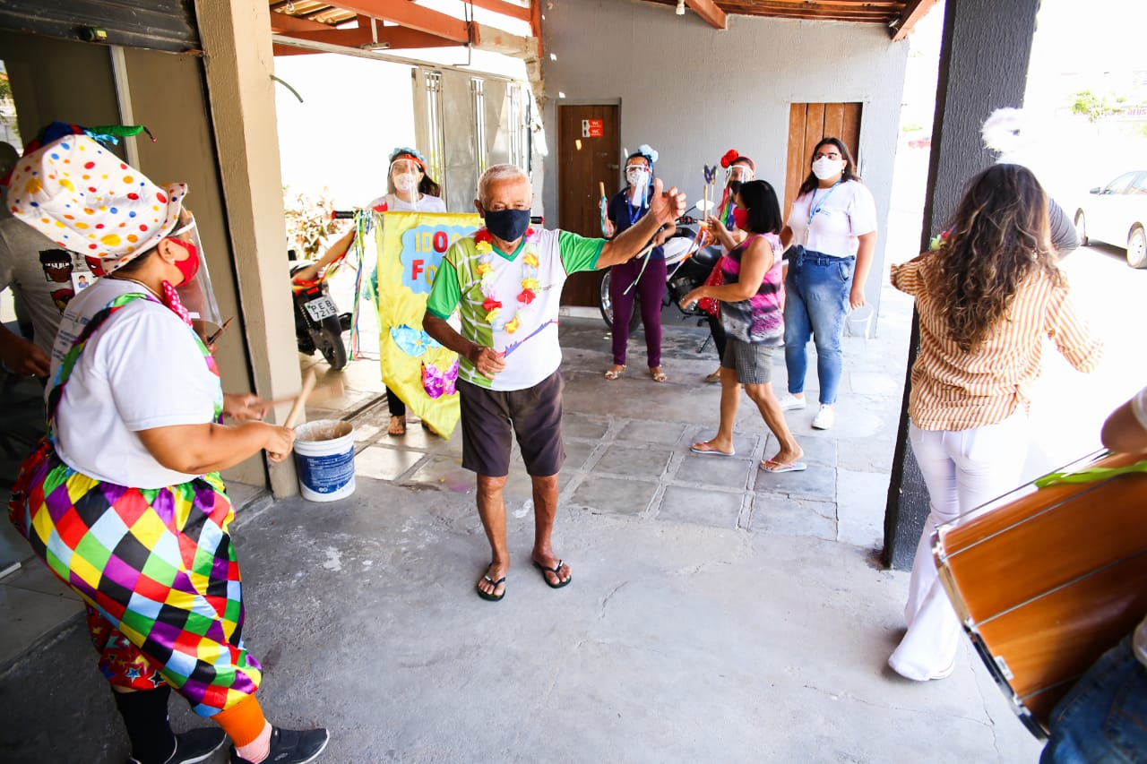 Carnaval itinerante leva alegria a idosos acompanhados por Centros de Convivência em Petrolina