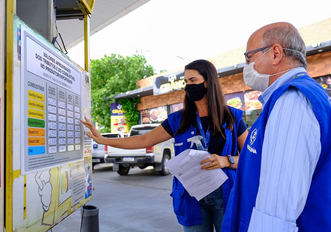 Prodecon de Petrolina fiscaliza cumprimento de decreto que obriga postos a detalhar preço do combustível