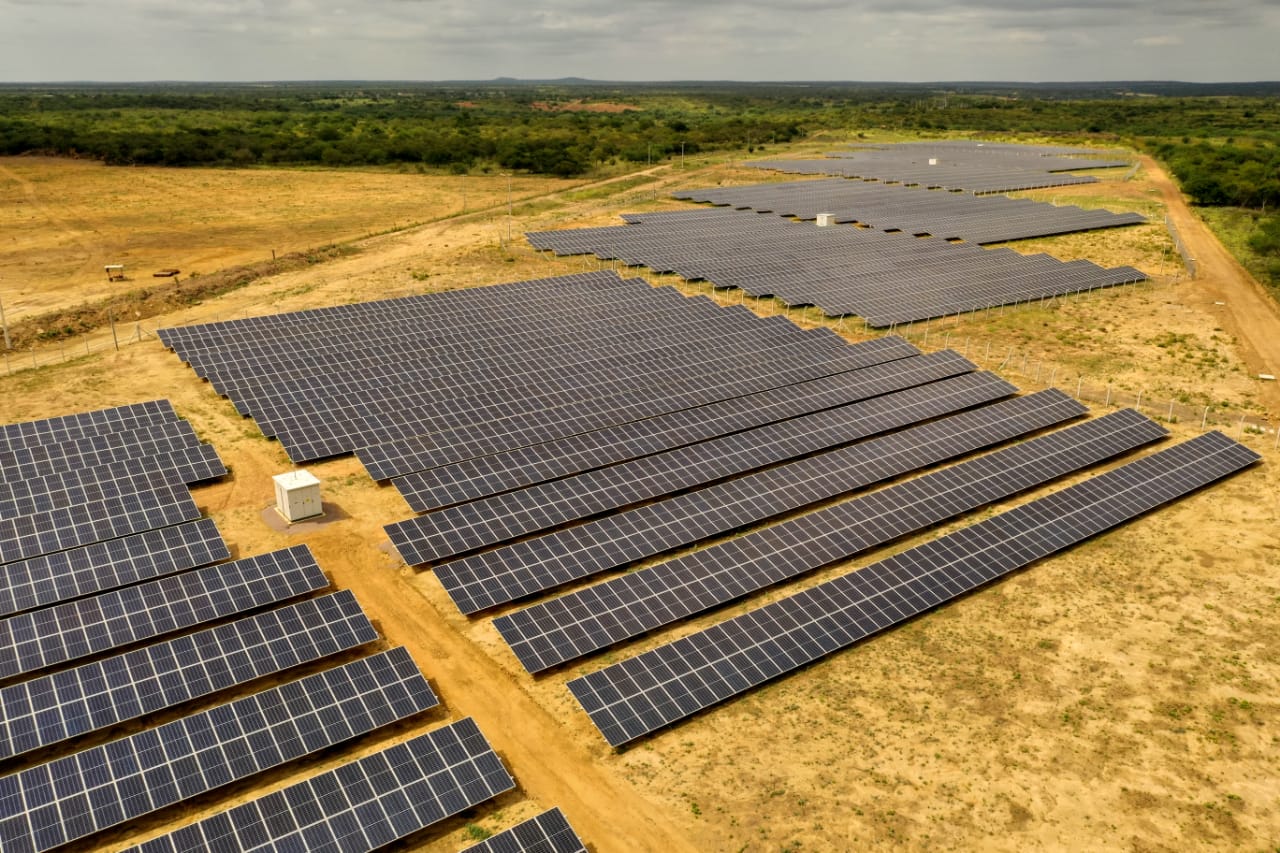 Energia limpa e economia para os cofres públicos: usina solar em Rajada está quase pronta