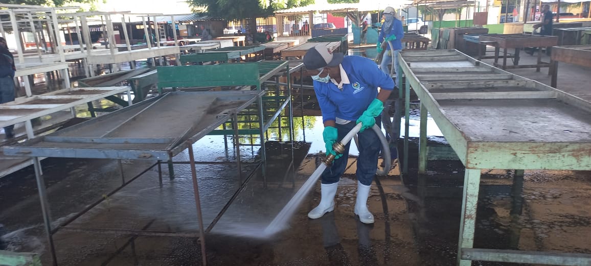 Ações de higienização seguem nas feiras livres de Petrolina