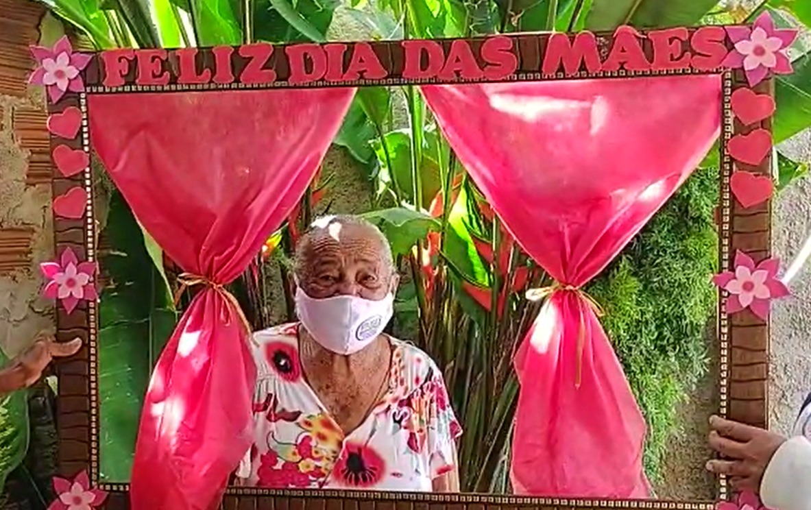 Kits alimentares, cartão personalizado e mensagem virtual encerram celebração dos Dia das Mães para idosas dos Centros de Convivência de Petrolina