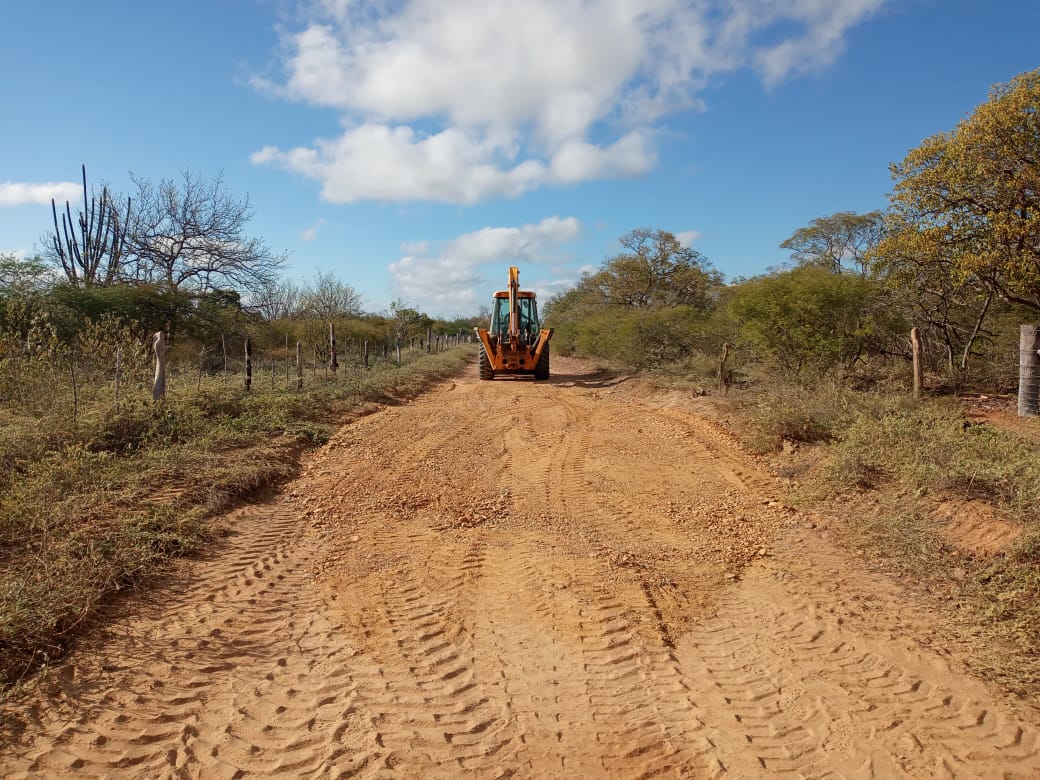 Prefeitura segue com serviços de melhoria de estradas vicinais de Petrolina 