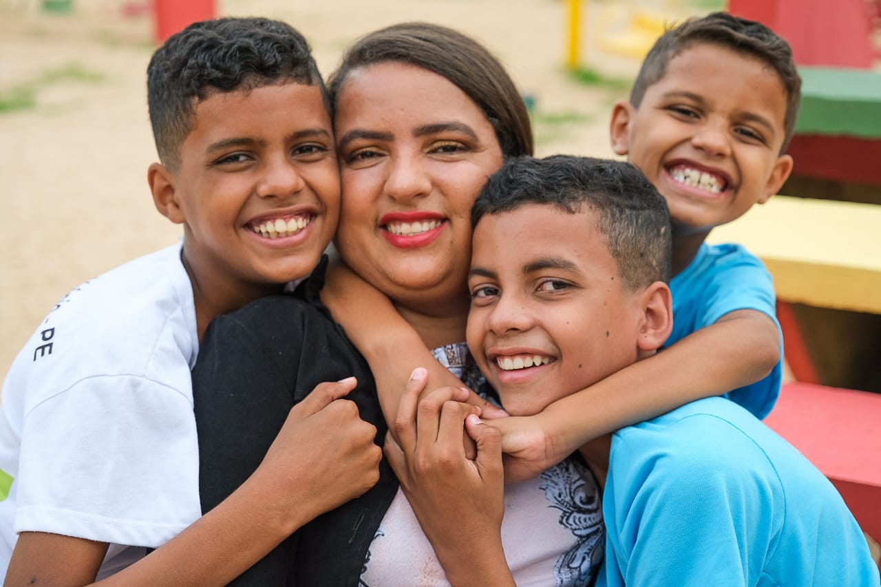 Retrato Social: ensaio fotográfico captura amor de mães e filhos acolhidos pela assistência social de Petrolina