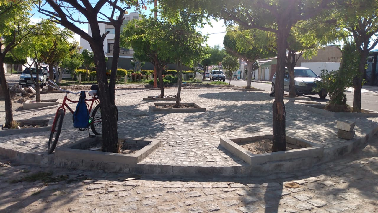 Espaços públicos: prefeitura faz manutenção das praças Sementeira e Rainha dos Anjos 