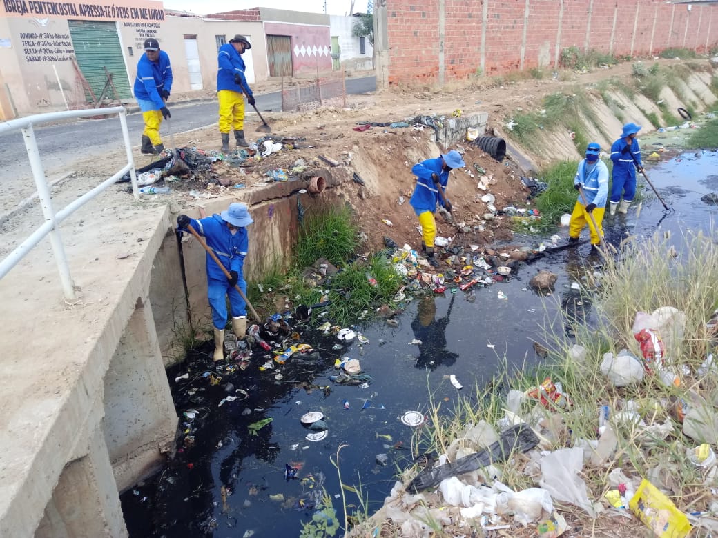 Prefeitura de Petrolina intensifica limpeza de canais da cidade