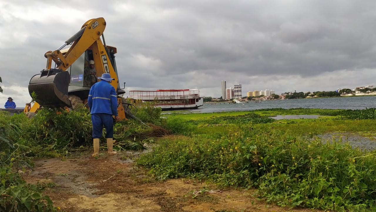 Prefeitura de Petrolina intensifica ações de limpeza na margem do Rio São Francisco