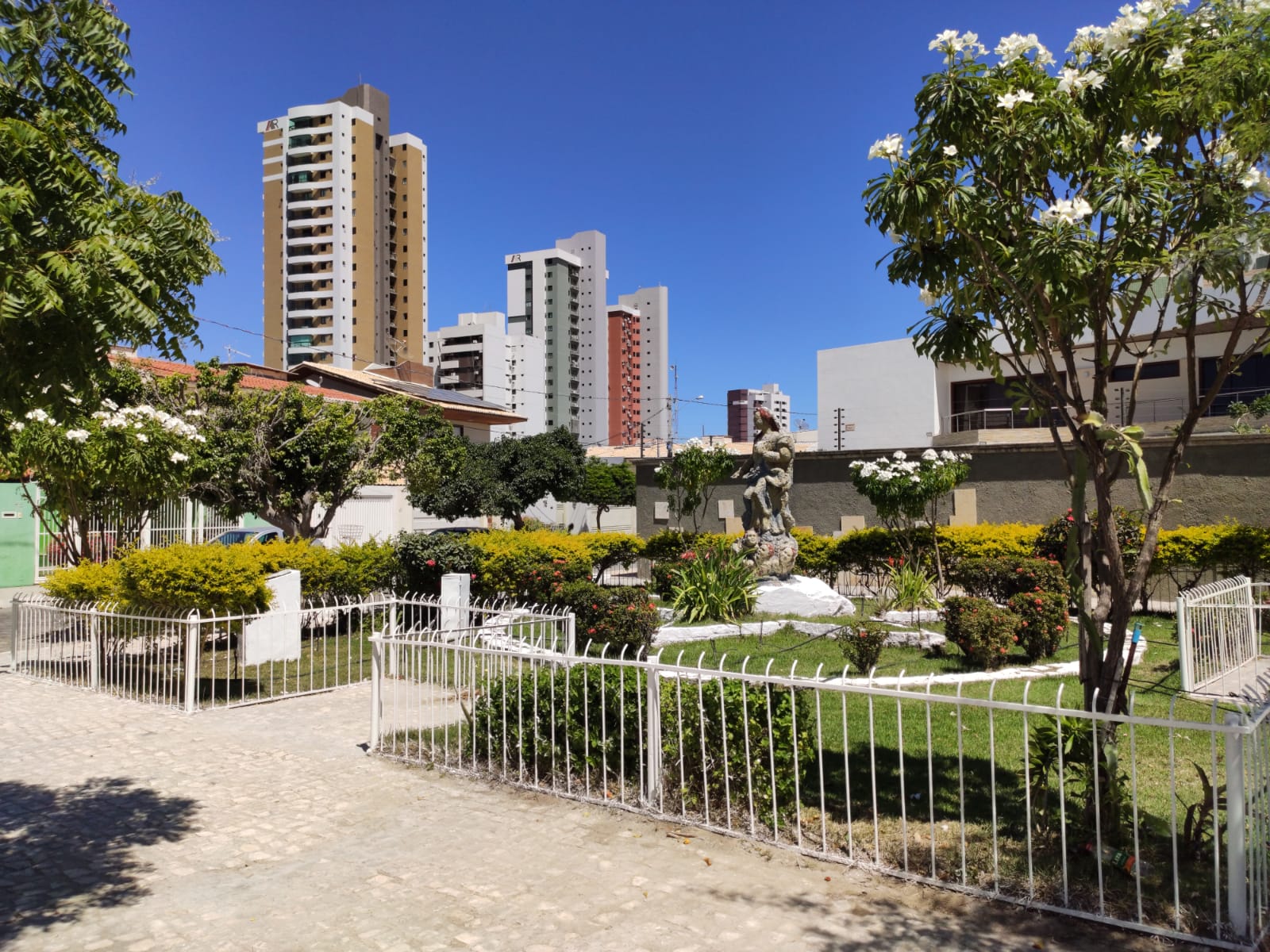 No mês da padroeira, Prefeitura de Petrolina entrega Praça Nossa Senhora Rainha dos Anjos revitalizada