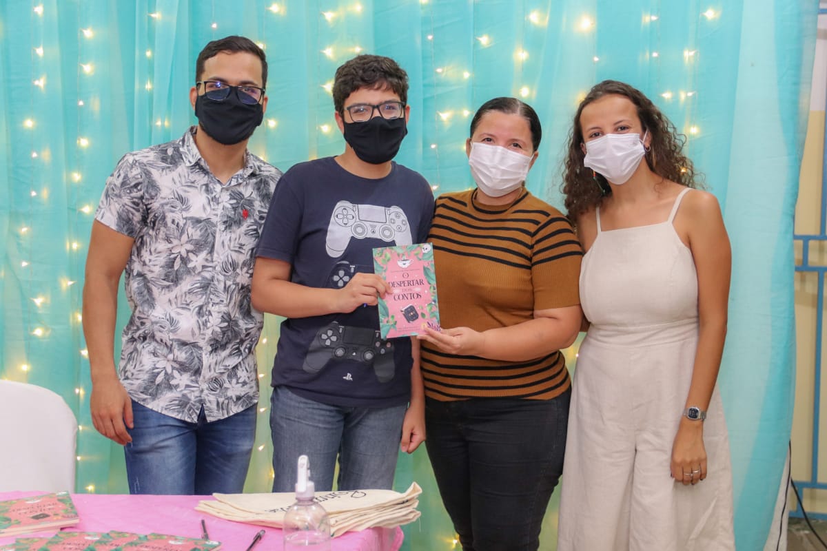Estudantes de Escola Municipal participam do lançamento do primeiro livro de contos   