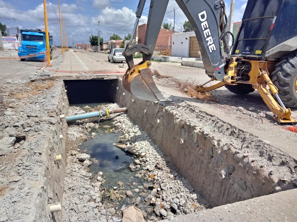 Garantindo mais segurança para comunidade, prefeitura inicia recuperação de placas do canal do Vale do Grande Rio