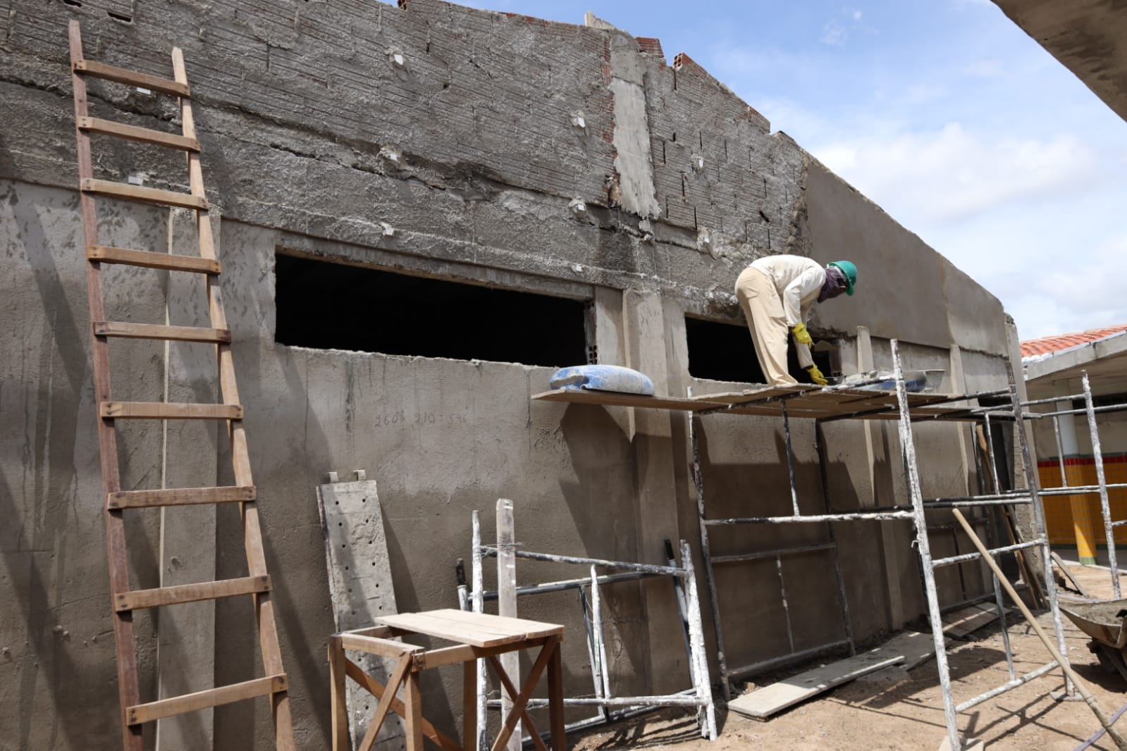Escolas Municipais Rubem Amorim e Walter Gil estão com 70% das obras de reforma e ampliação concluídas