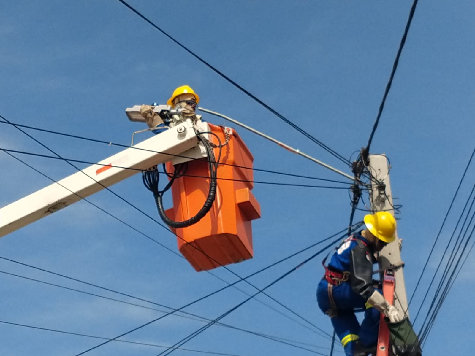 Com reforço das equipes, cronograma para iluminação de LED avança em Petrolina