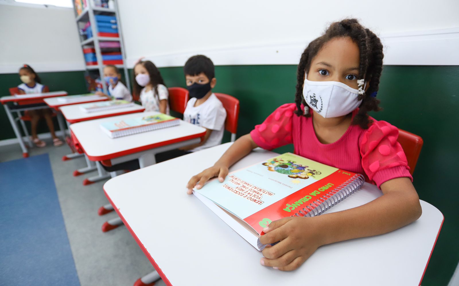 Entrega de livros complementares fortalece Rede de Ensino de Petrolina