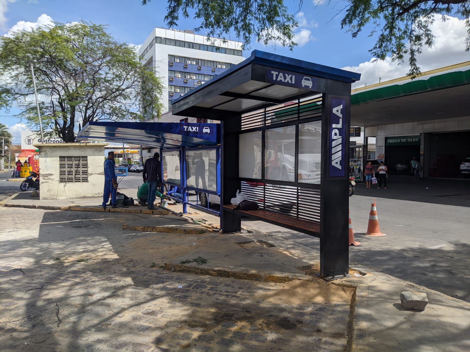 Prefeitura investe em melhorias e instala novos abrigos para táxis e mototáxis de Petrolina