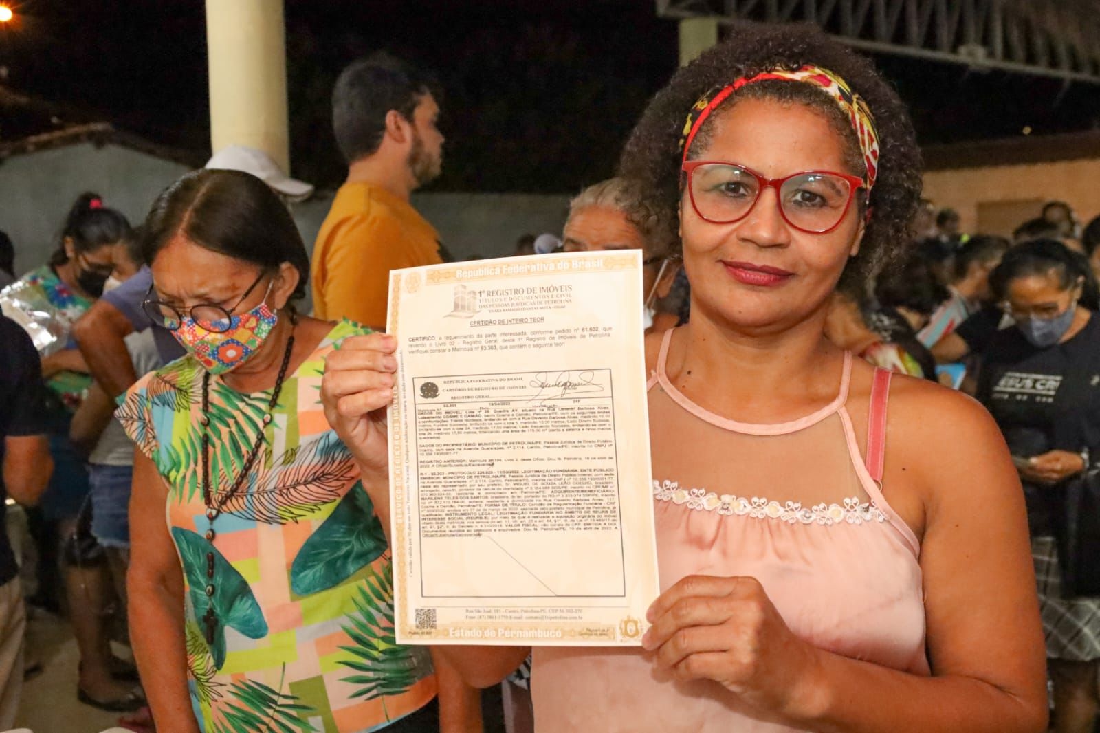 Com escrituras públicas nas mãos, moradores do Cosme e Damião comemoram imóveis regularizados