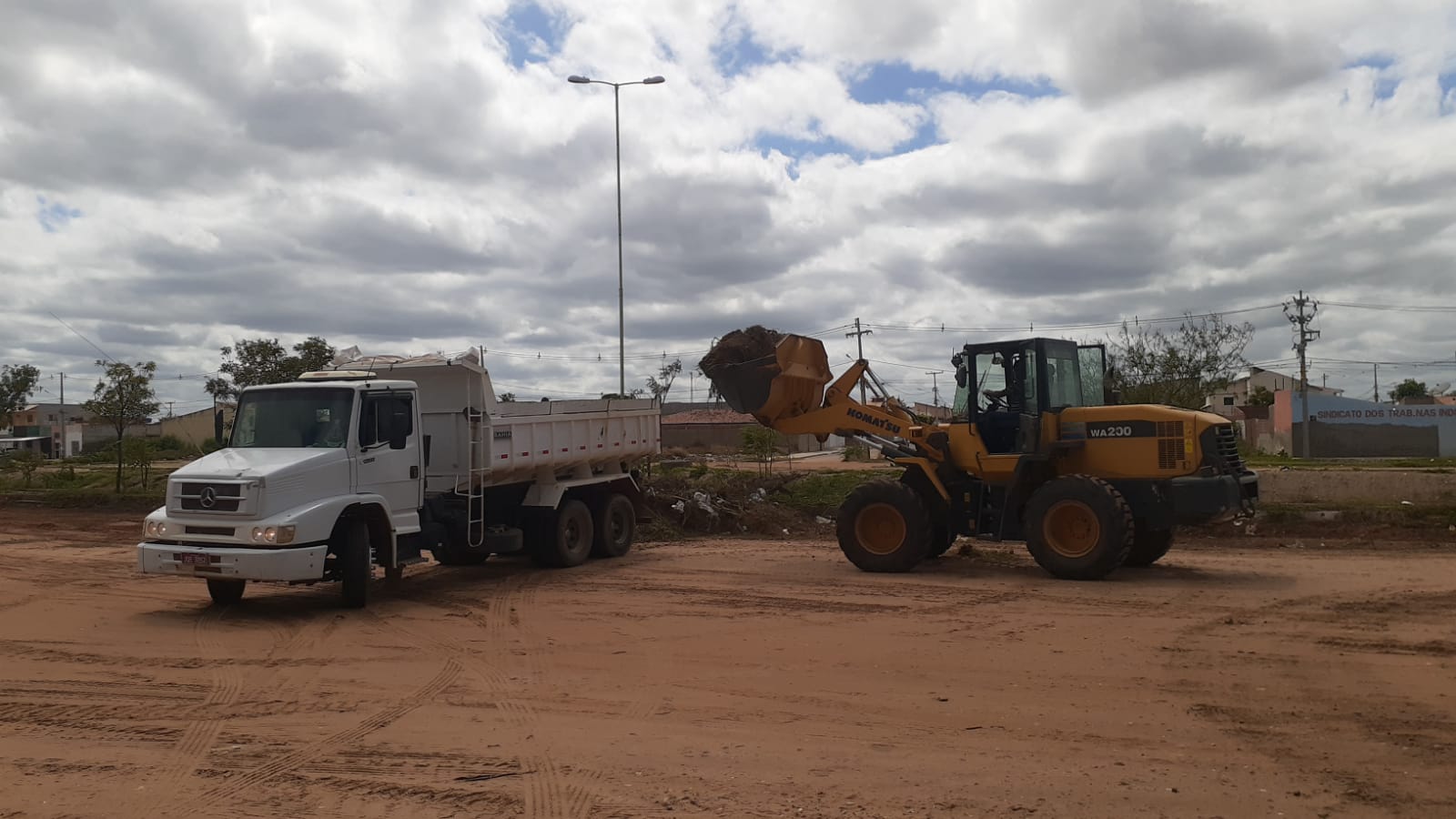 Prefeitura retira quase 1 mil tonelada de lixo de áreas públicas durante operação no final de semana em Petrolina