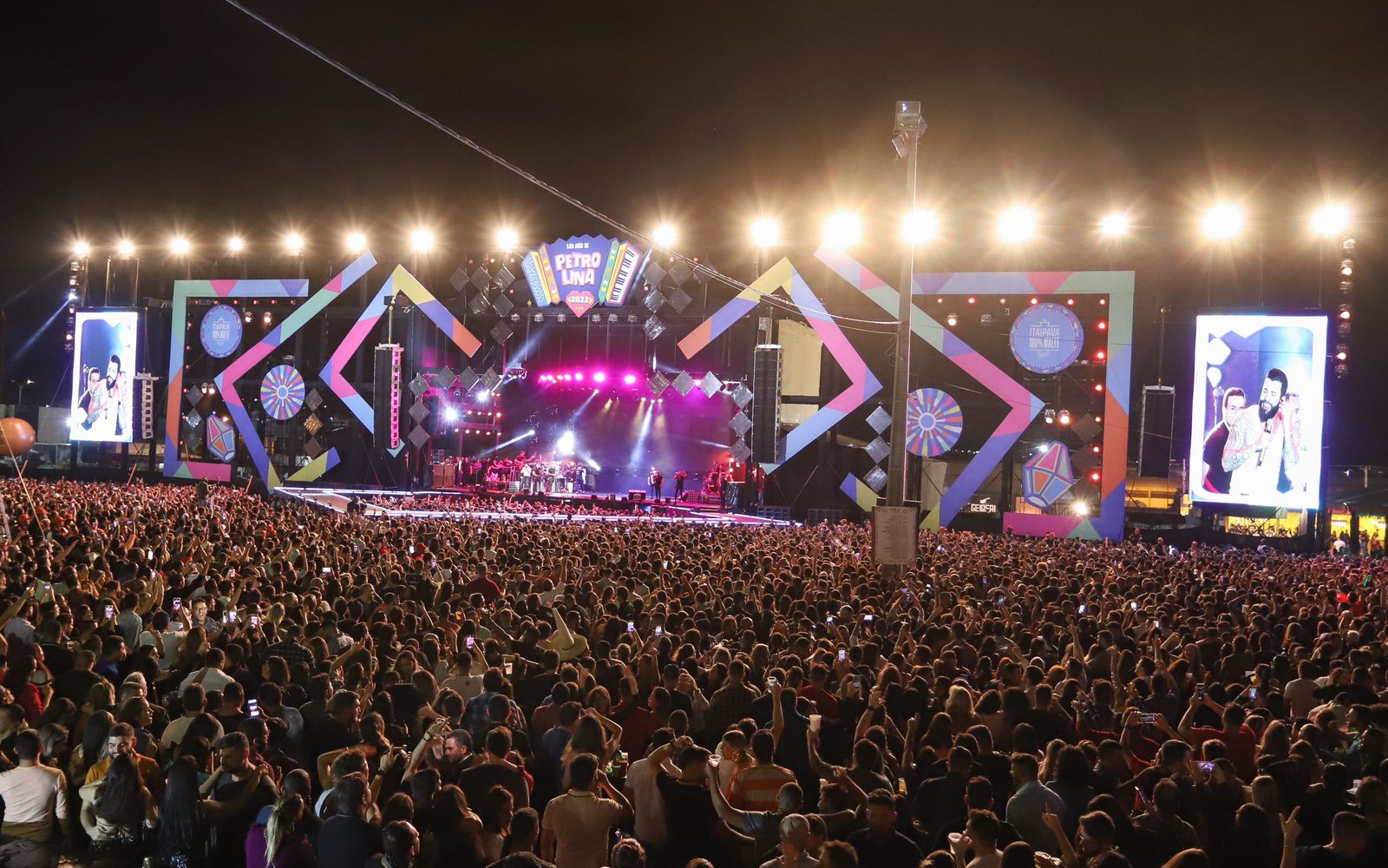 Com pátio lotado: Penúltima noite do São João de Petrolina foi marcada pelo passeio entre os ritmos musicais