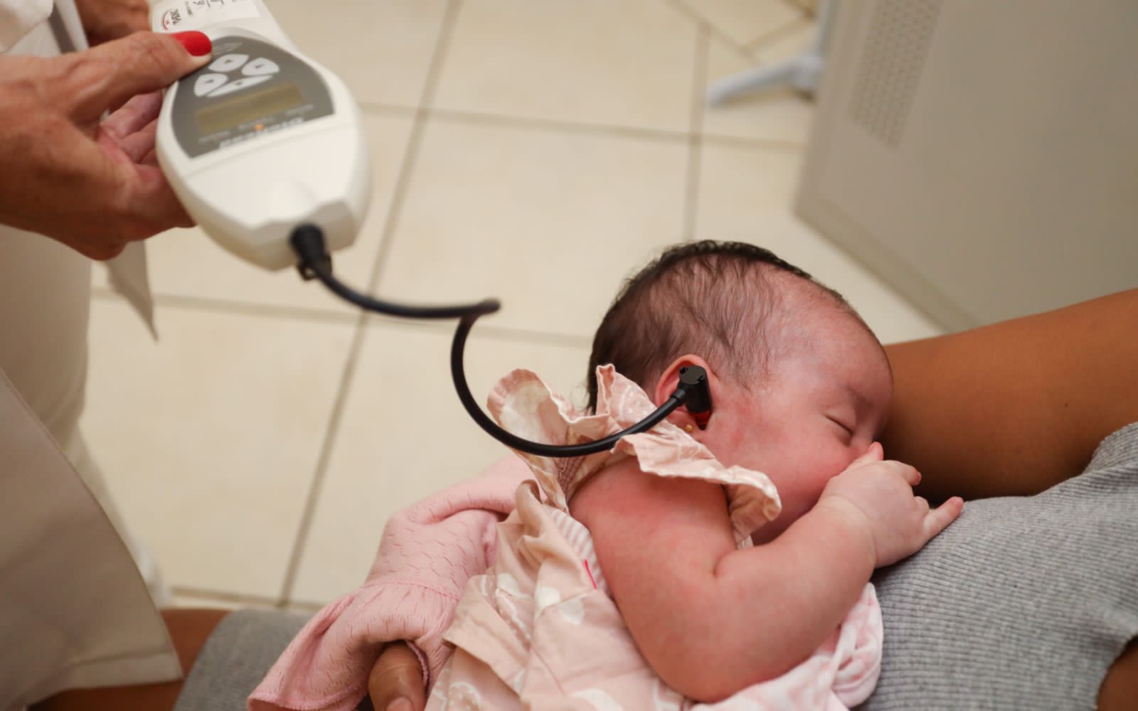 Teste da orelhinha previne problemas auditivos em recém-nascidos