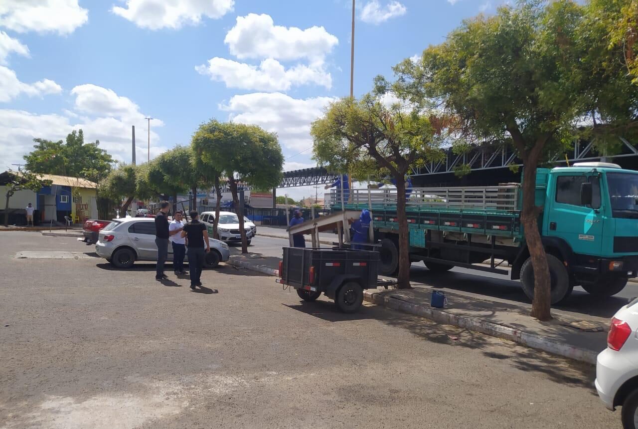 Petrolina: Barracas e bancas irregulares são retiradas da Feira da Areia Branca