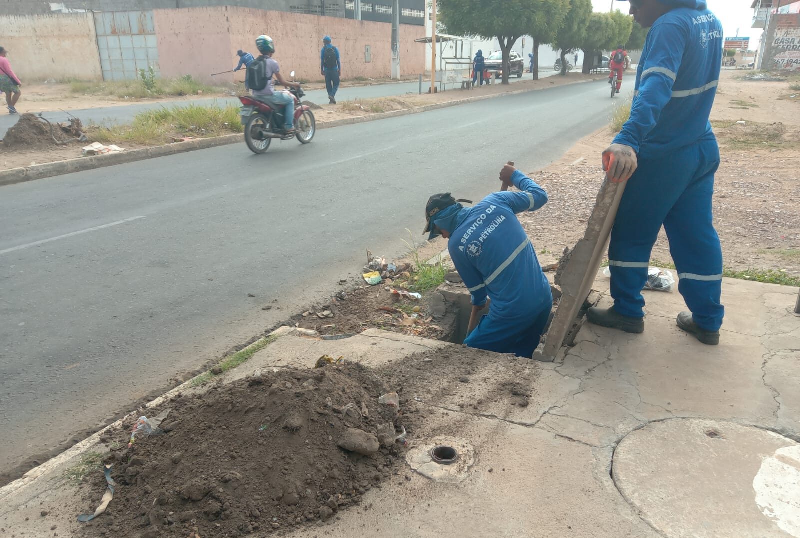 Prefeitura inicia limpeza preventiva de caixas de drenagem e grelhas por toda cidade de Petrolina