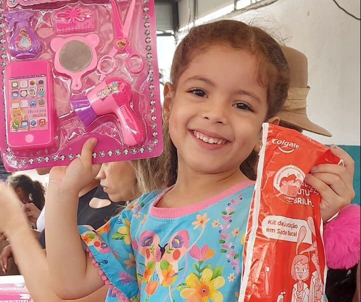 No dia das crianças, dentistas da Secretaria de Saúde distribuem kits de saúde bucal em Petrolina
