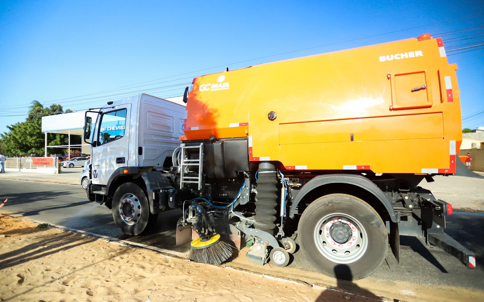 Petrolina investe na modernização da limpeza pública urbana com o serviço de varredeira  mecanizada