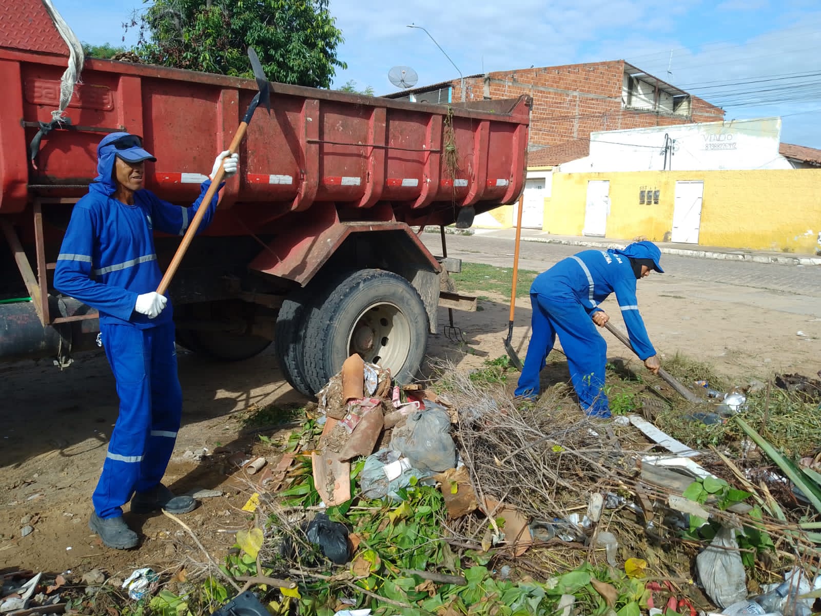 Após chuvas, Prefeitura realiza ações em diversos bairros em Petrolina