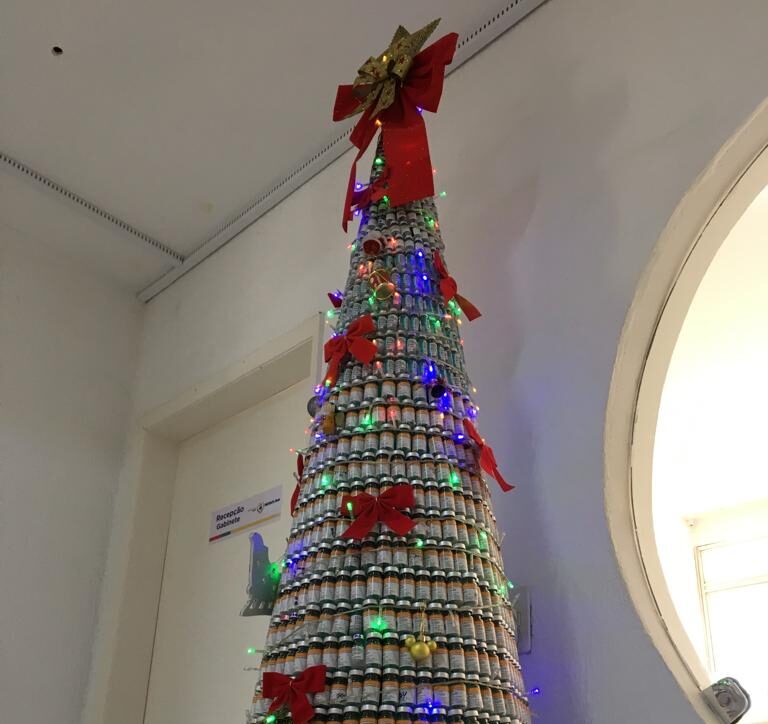 Árvore de Natal com frascos de vacina é exposta em Petrolina