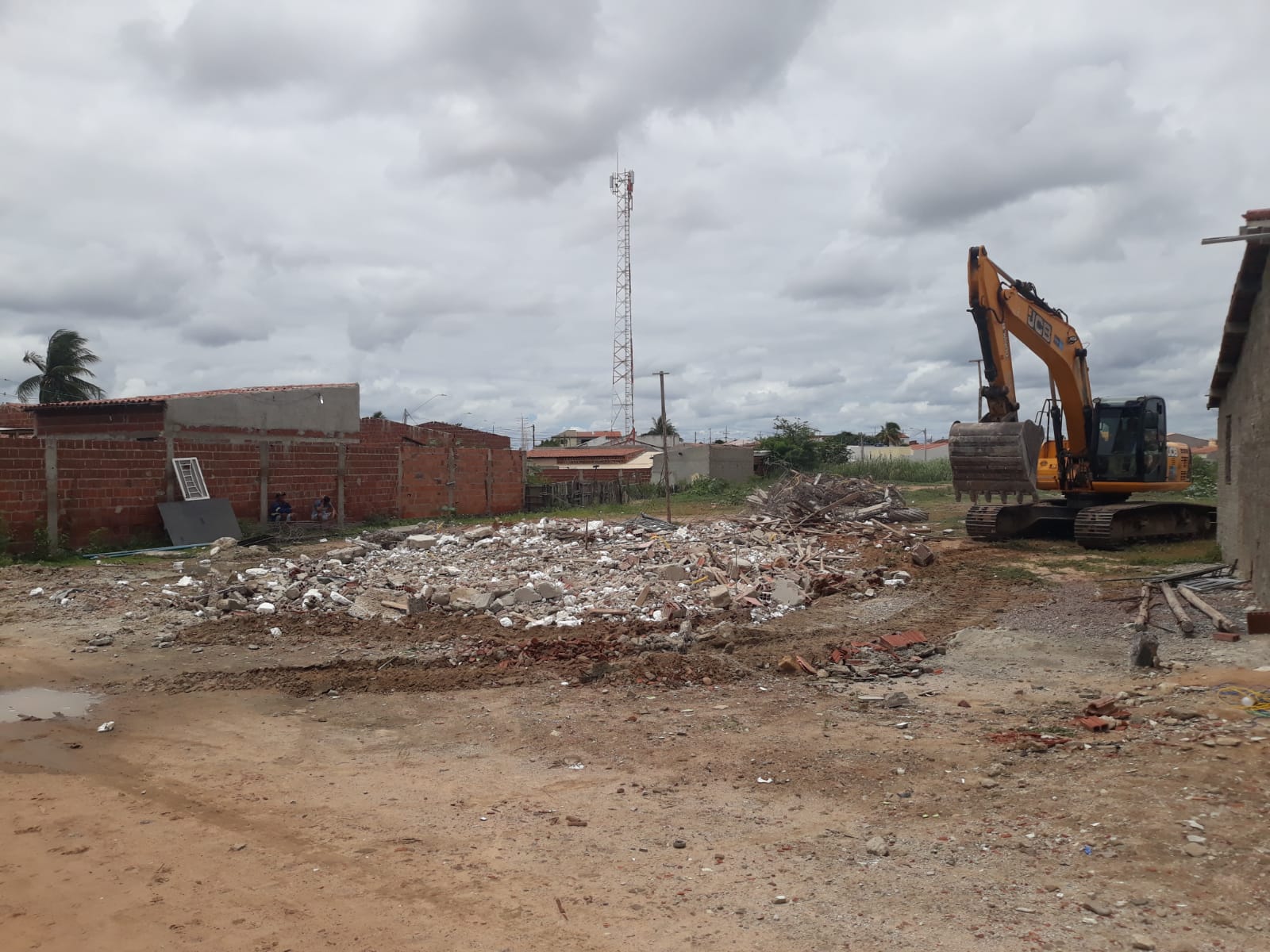 Secretaria de Desenvolvimento Urbano remove construções irregulares