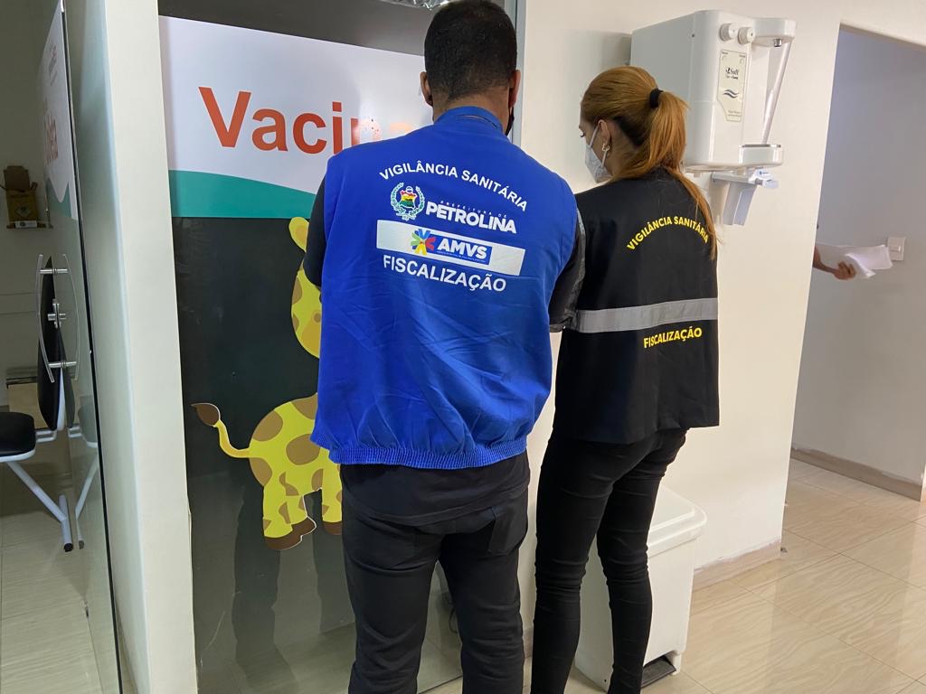 Vigilância Sanitária interdita estabelecimento com vacinas e medicamentos vencidos em Petrolina