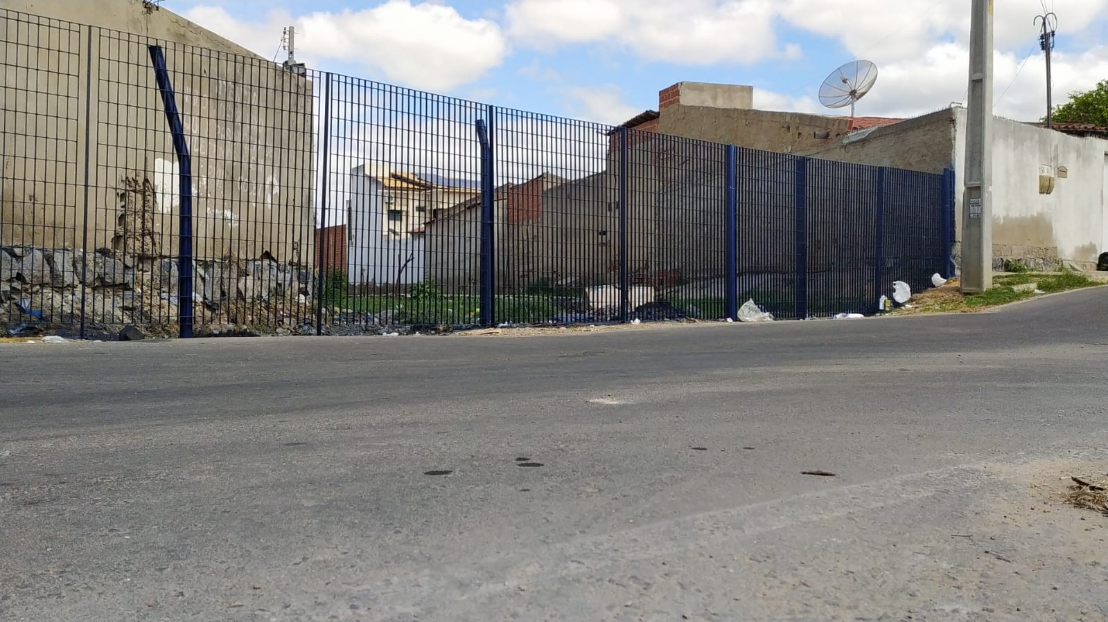 Para combater despejo irregular de lixo, prefeitura cerca área no bairro Dom Malan 