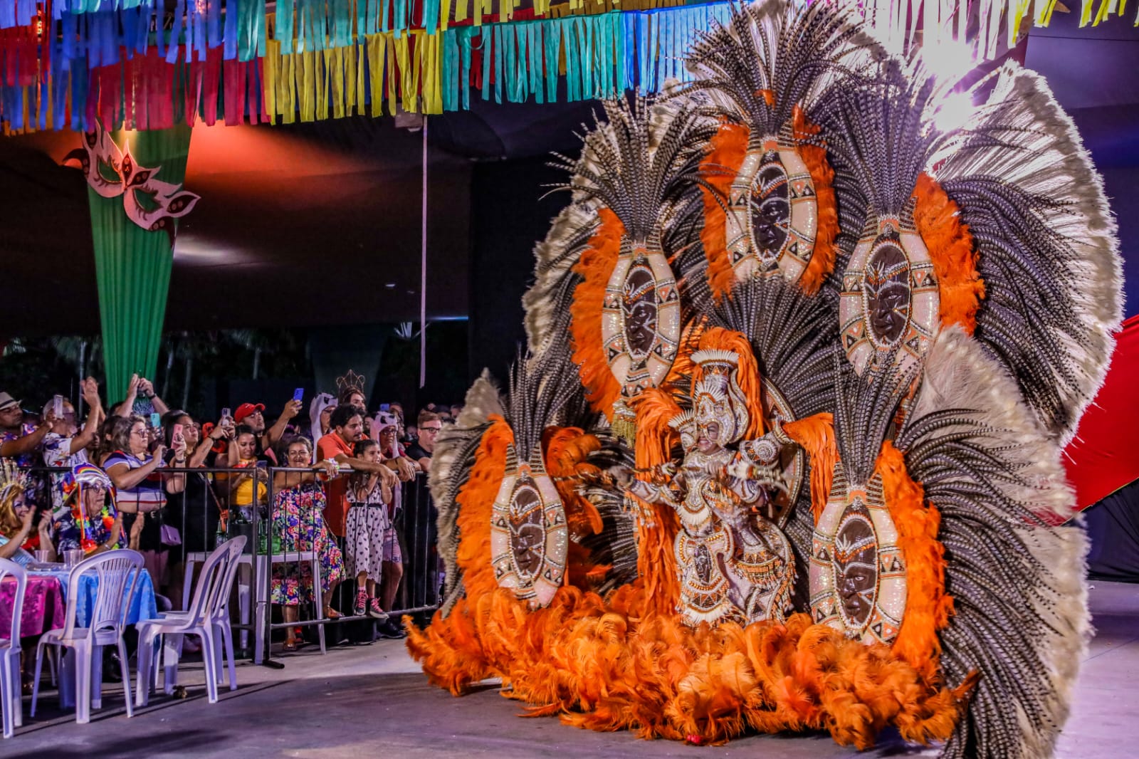 Brilho e cores marcam o sucesso do Concurso de Fantasia no Baile Municipal de Petrolina 