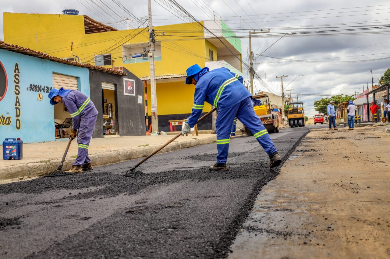Prefeitura de Petrolina inicia pavimentação asfáltica da Rua 61 do bairro João de Deus 