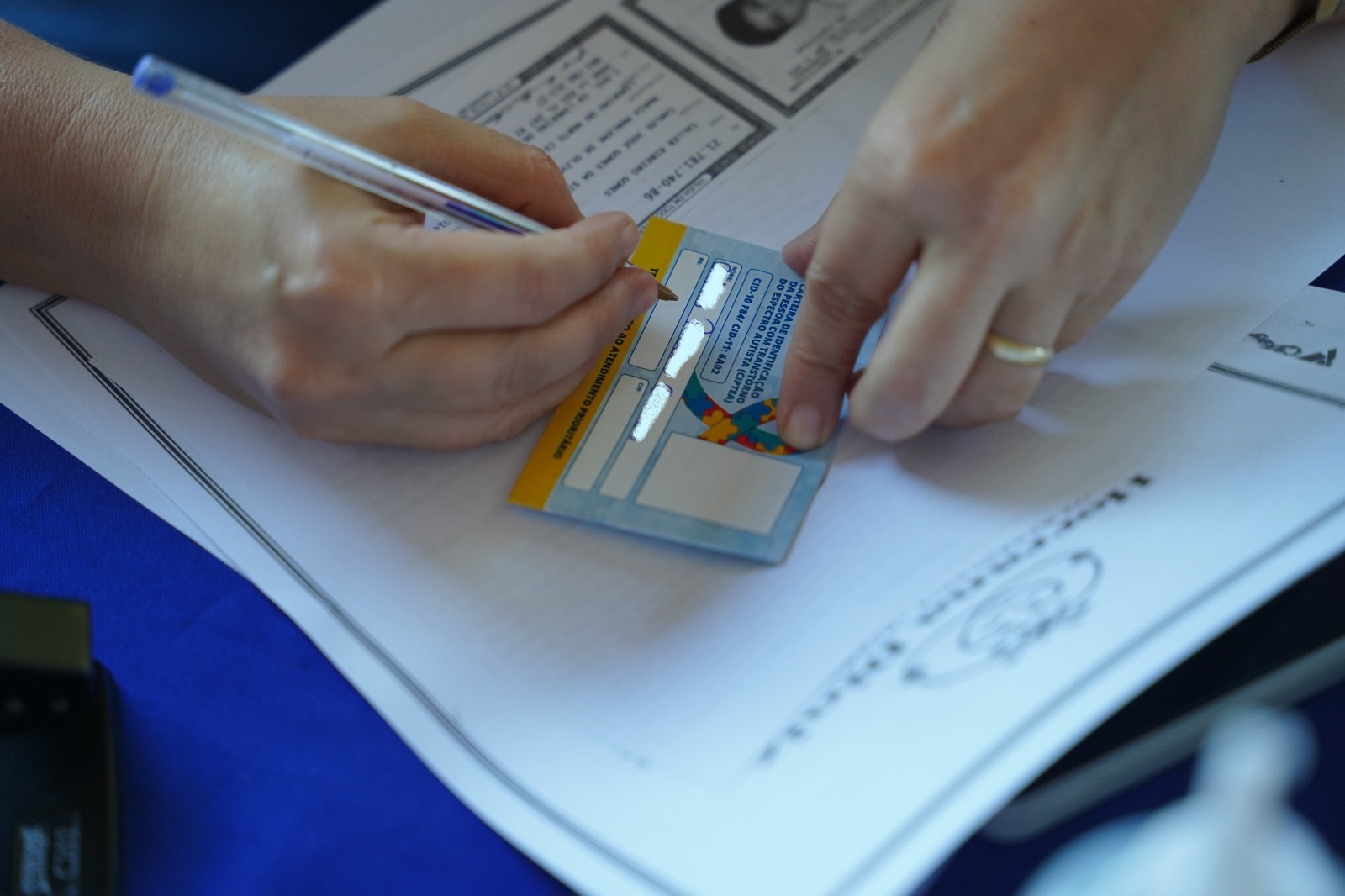 Abril Azul: Carteirinha para pessoas com autismo reforça prioridade no atendimento em Petrolina 