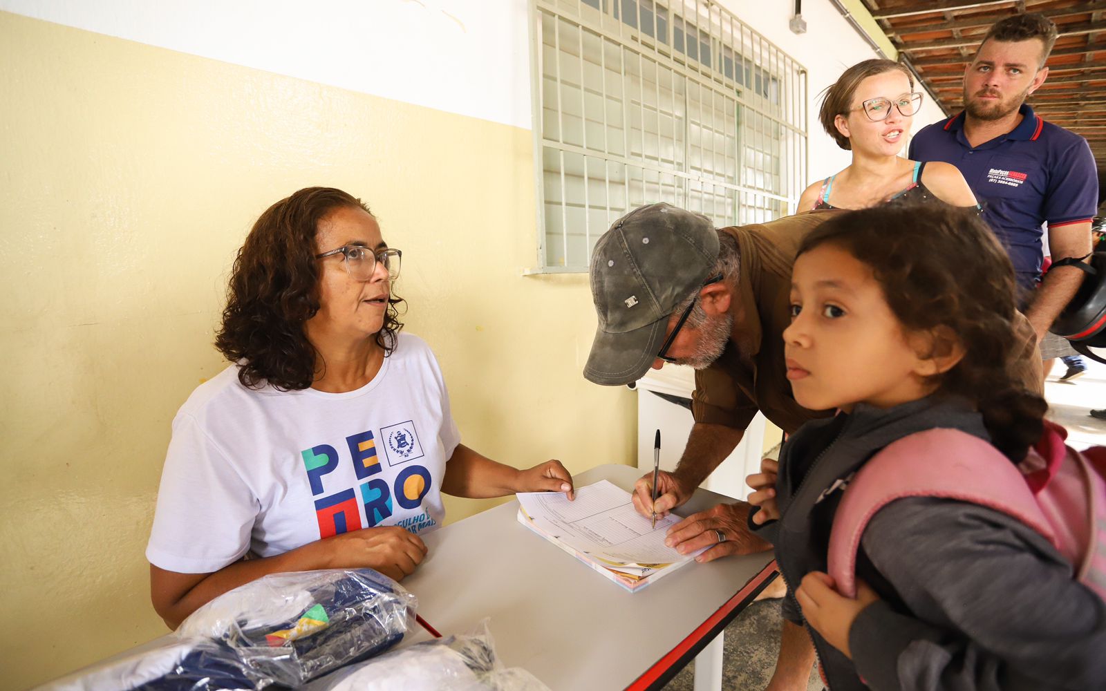 Famílias celebram entrega do fardamento escolar nas unidades de ensino de Petrolina 