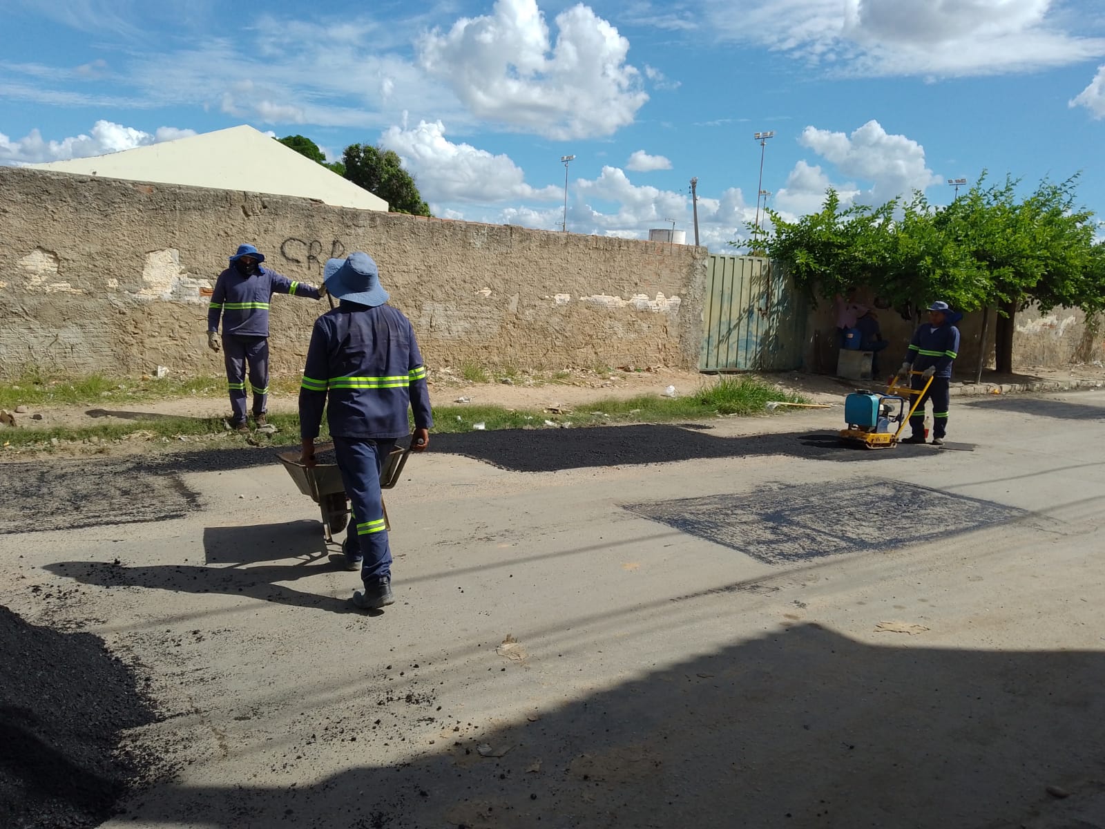 Operação Tapa-buraco intensifica serviços em três comunidades durante o final de semana em Petrolina    