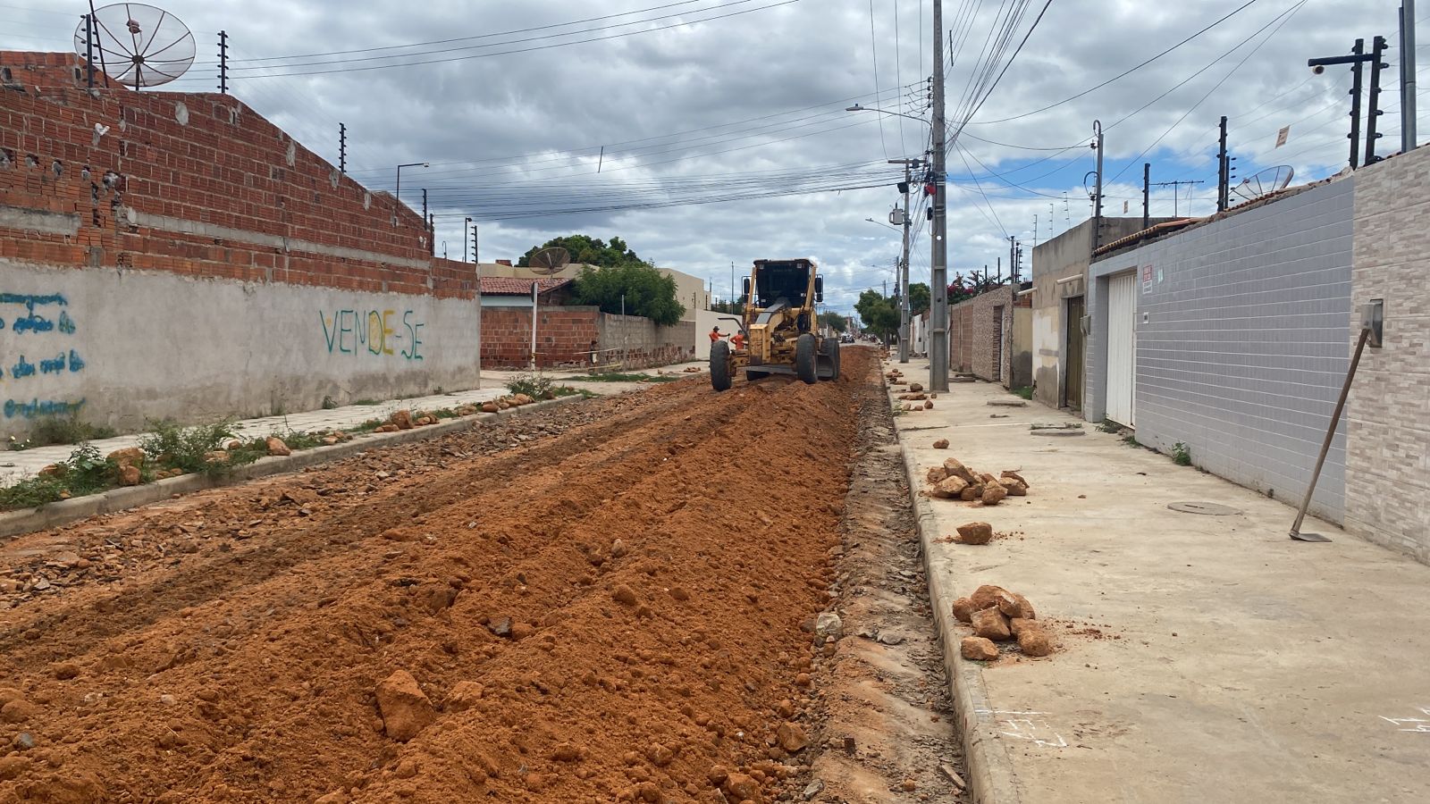 Com intervenções na drenagem, prefeitura retoma pavimentação em via do bairro Dom Avelar  