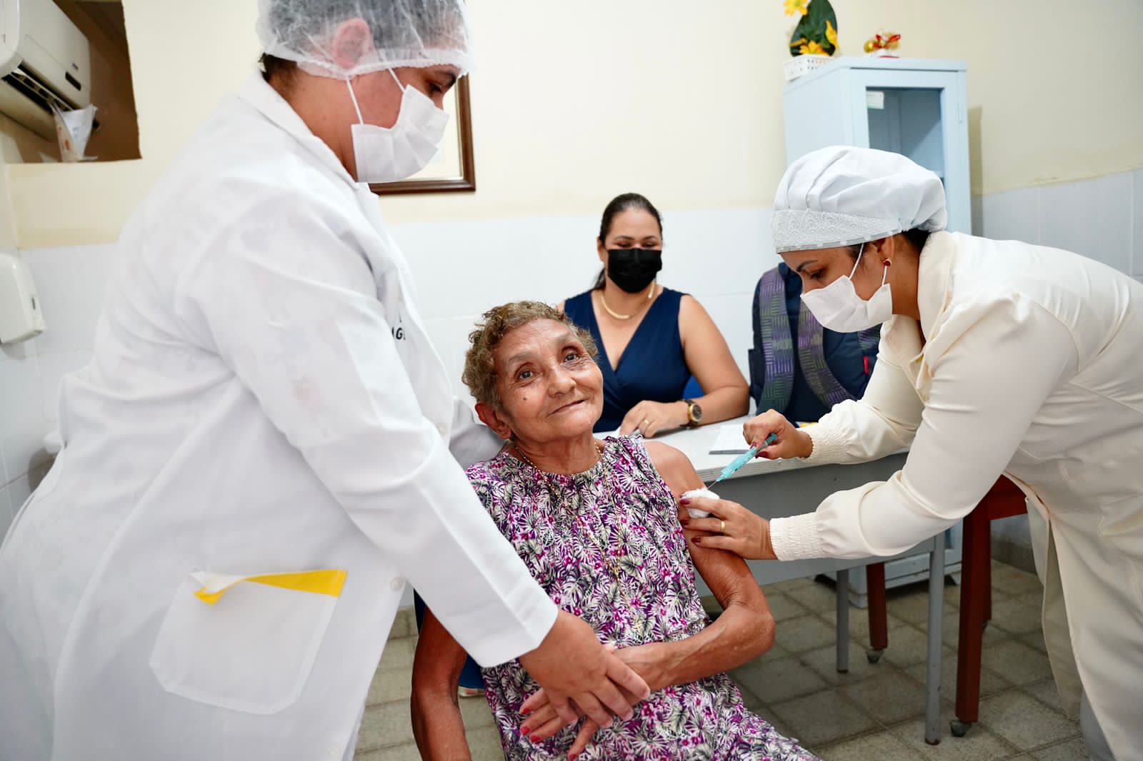 Cuidado e proteção: Secretaria de Saúde leva vacina contra a gripe para Casa Geriátrica em Petrolina 