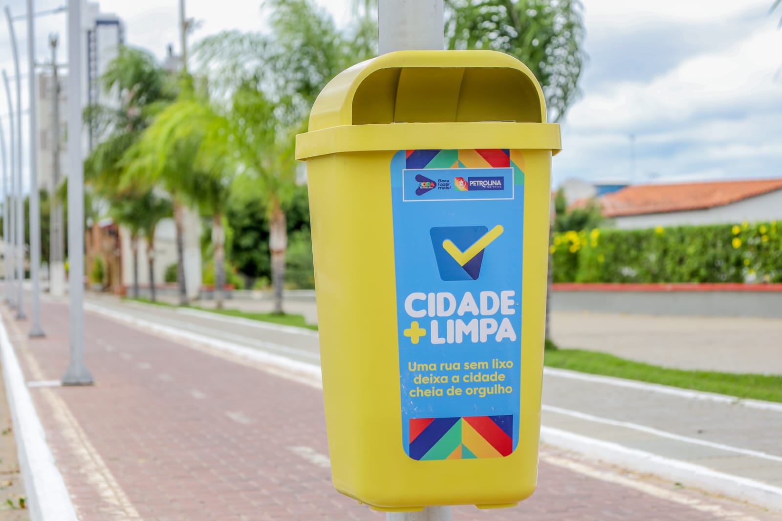Prefeitura de Petrolina instala 100 novas lixeiras em diversos pontos da cidade 