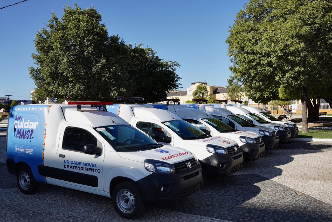 Prefeitura de Petrolina entrega seis ambulâncias sociais e renova 50% da frota